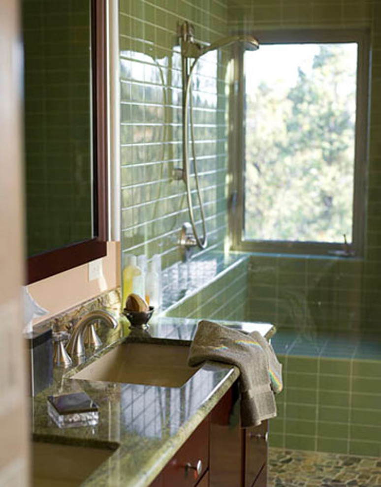 Идея дизайна: главная ванная комната среднего размера в современном стиле с плоскими фасадами, темными деревянными фасадами, душем в нише, зеленой плиткой, плиткой кабанчик, бежевыми стенами и врезной раковиной