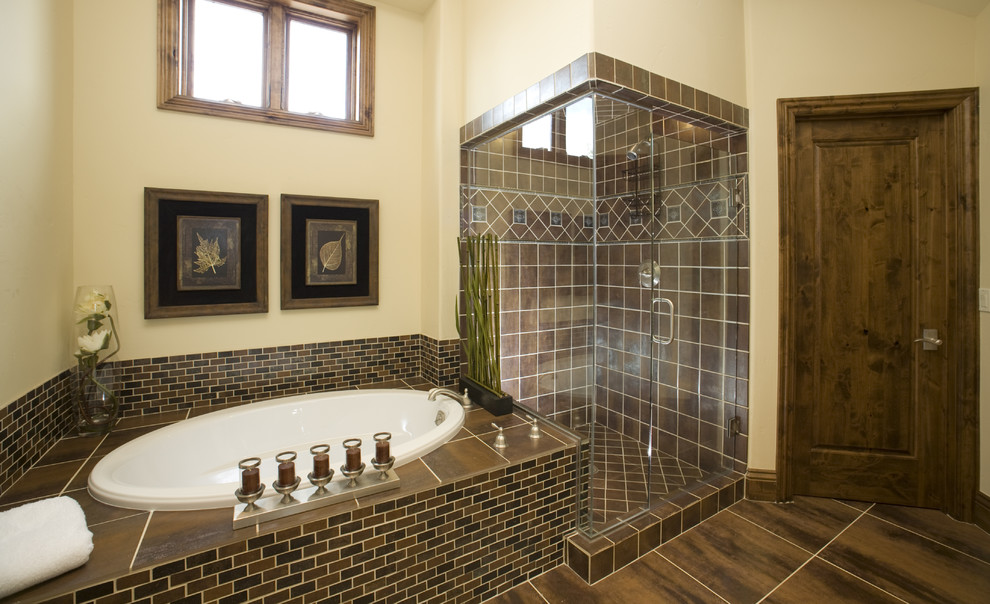 На фото: ванная комната в стиле фьюжн с накладной ванной и коричневой плиткой с