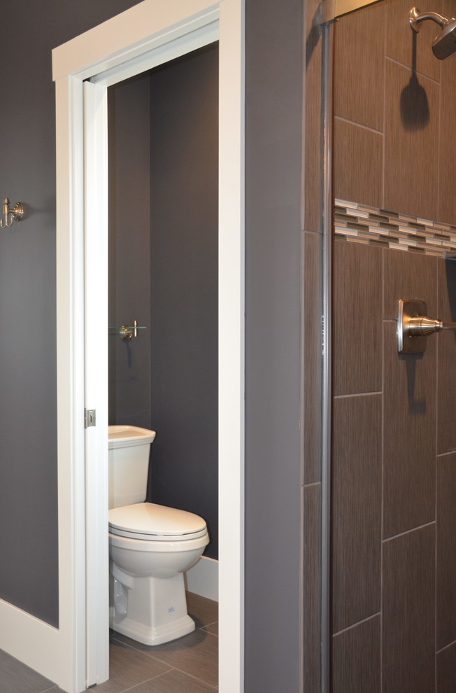 Foto på ett mellanstort vintage en-suite badrum, med luckor med infälld panel, gula skåp, en dusch i en alkov, grå kakel, porslinskakel, blå väggar, klinkergolv i porslin, ett undermonterad handfat, granitbänkskiva, grått golv och dusch med skjutdörr