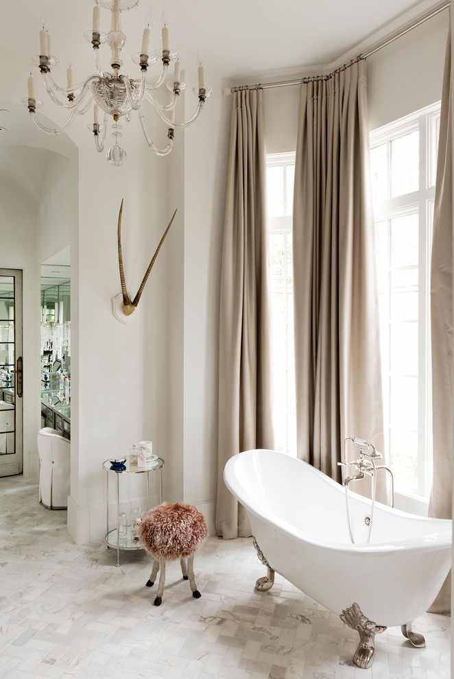 Свежая идея для дизайна: ванная комната в стиле шебби-шик с ванной на ножках - отличное фото интерьера