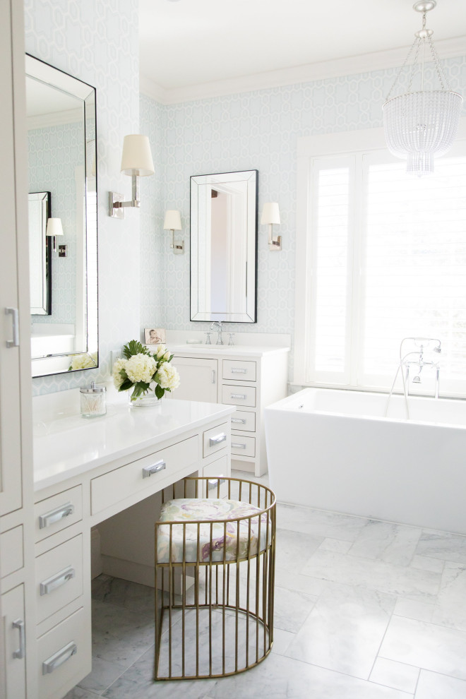 Inspiration för ett vintage badrum, med skåp i shakerstil, vita skåp, ett fristående badkar, grå väggar, ett undermonterad handfat och grått golv