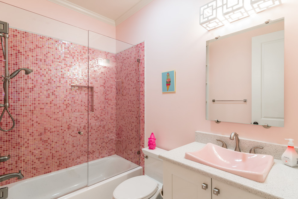 На фото: ванная комната среднего размера в стиле неоклассика (современная классика) с фасадами в стиле шейкер, белыми фасадами, накладной ванной, душем в нише, унитазом-моноблоком, керамической плиткой, розовыми стенами, монолитной раковиной и душем с раздвижными дверями