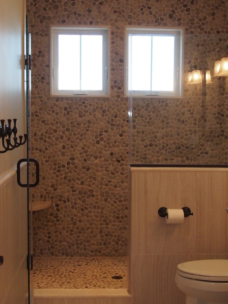 Großes Maritimes Badezimmer En Suite mit beigen Fliesen, Kieselfliesen und Keramikboden in Philadelphia