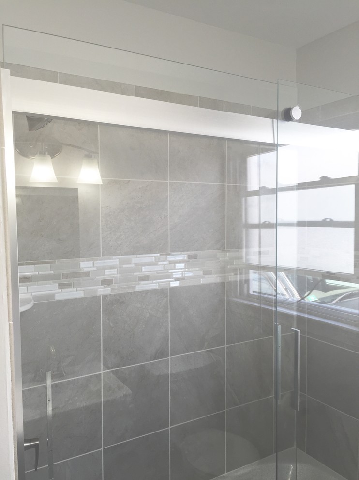 Exempel på ett litet modernt badrum för barn, med ett platsbyggt badkar, en dusch i en alkov, en toalettstol med separat cisternkåpa, grå kakel, porslinskakel, grå väggar, klinkergolv i porslin, ett piedestal handfat och vita skåp