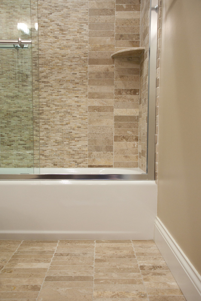 Exemple d'une douche en alcôve principale chic en bois foncé de taille moyenne avec un placard avec porte à panneau encastré, un carrelage beige, mosaïque, un mur beige, un sol en carrelage de céramique, un lavabo encastré et un plan de toilette en granite.
