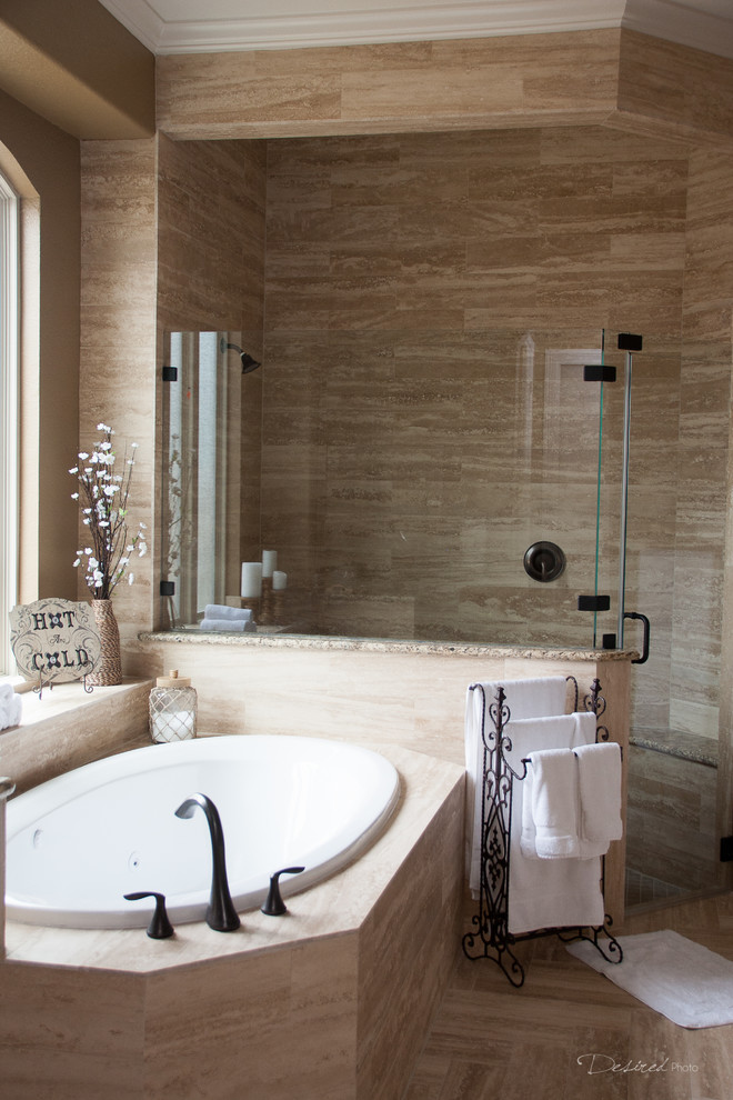 Klassisk inredning av ett litet badrum, med luckor med upphöjd panel, vita skåp, ett platsbyggt badkar, en kantlös dusch, beige kakel, travertinkakel, bruna väggar, travertin golv, ett undermonterad handfat, granitbänkskiva, beiget golv och dusch med gångjärnsdörr