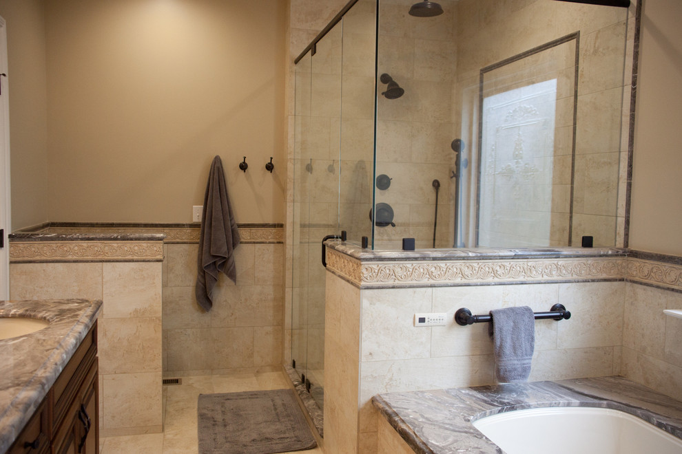 Aménagement d'une salle de bain principale montagne en bois foncé de taille moyenne avec un placard avec porte à panneau encastré, une baignoire encastrée, une douche d'angle, un carrelage beige, un carrelage de pierre, un mur beige, un sol en travertin, un lavabo encastré et un plan de toilette en marbre.