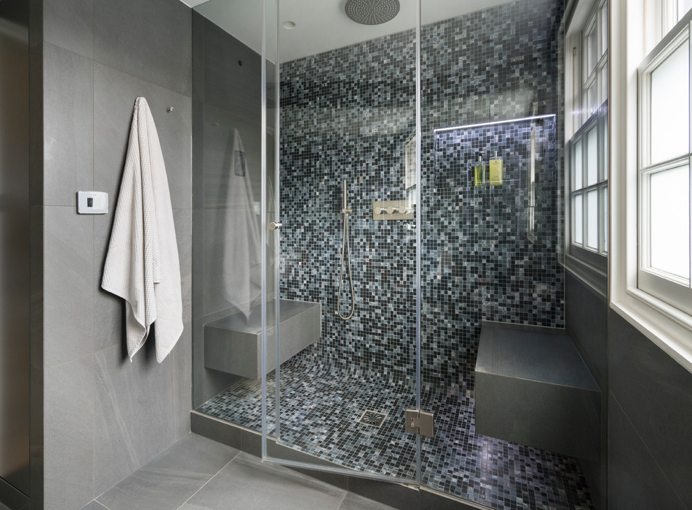 Exemple d'une salle de bain tendance avec une douche ouverte, un carrelage gris et un mur gris.