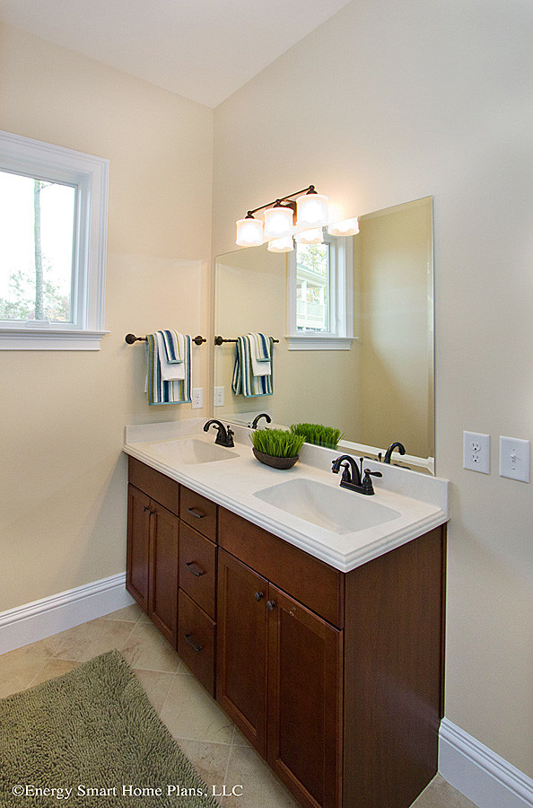 Exempel på ett mellanstort eklektiskt badrum med dusch, med ett integrerad handfat, släta luckor, skåp i mellenmörkt trä, bänkskiva i akrylsten, ett badkar i en alkov, en dusch/badkar-kombination, en toalettstol med hel cisternkåpa, beige kakel, keramikplattor, beige väggar och travertin golv