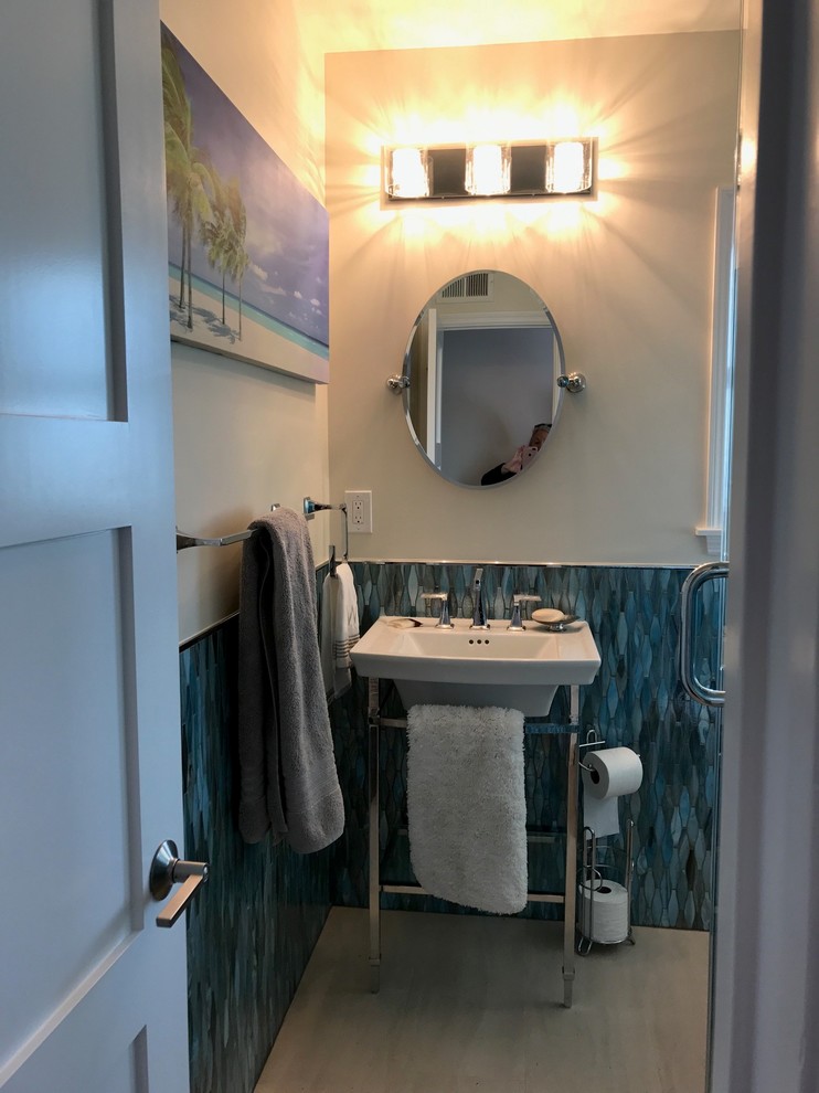 Ispirazione per una stanza da bagno con doccia stile marinaro di medie dimensioni con doccia ad angolo, WC monopezzo, piastrelle blu, pareti beige, pavimento in gres porcellanato, piastrelle di vetro e lavabo a consolle
