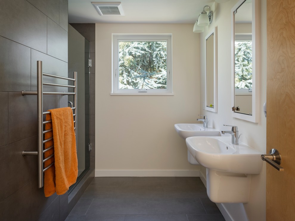Idee per una stanza da bagno con doccia minimalista di medie dimensioni con piastrelle nere, piastrelle in gres porcellanato, doccia aperta, lavabo sospeso, pareti bianche e pavimento in gres porcellanato