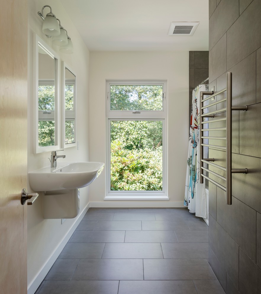 Источник вдохновения для домашнего уюта: главная ванная комната среднего размера в современном стиле с серой плиткой, керамогранитной плиткой, душем над ванной, подвесной раковиной, белыми стенами и полом из керамогранита