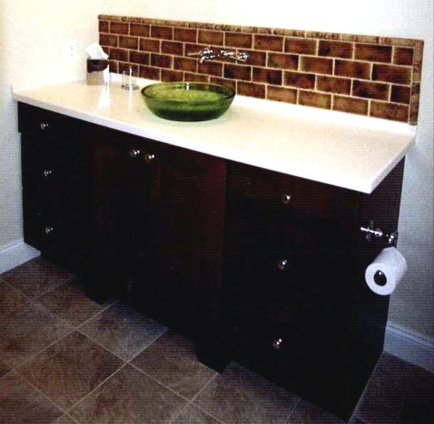 Foto di una stanza da bagno classica con lavabo a bacinella, ante in stile shaker, ante in legno bruno, top in superficie solida, piastrelle marroni e piastrelle in ceramica