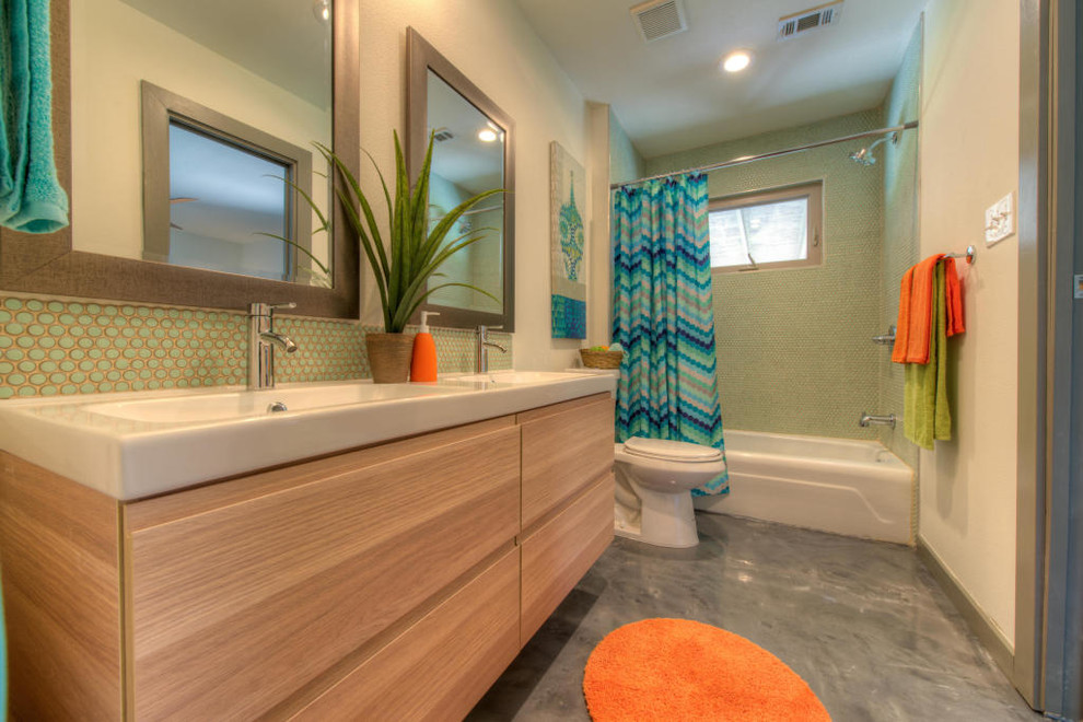 Пример оригинального дизайна: главная ванная комната среднего размера в стиле ретро с светлыми деревянными фасадами, душем над ванной, зеленой плиткой, керамогранитной плиткой, белыми стенами и бетонным полом