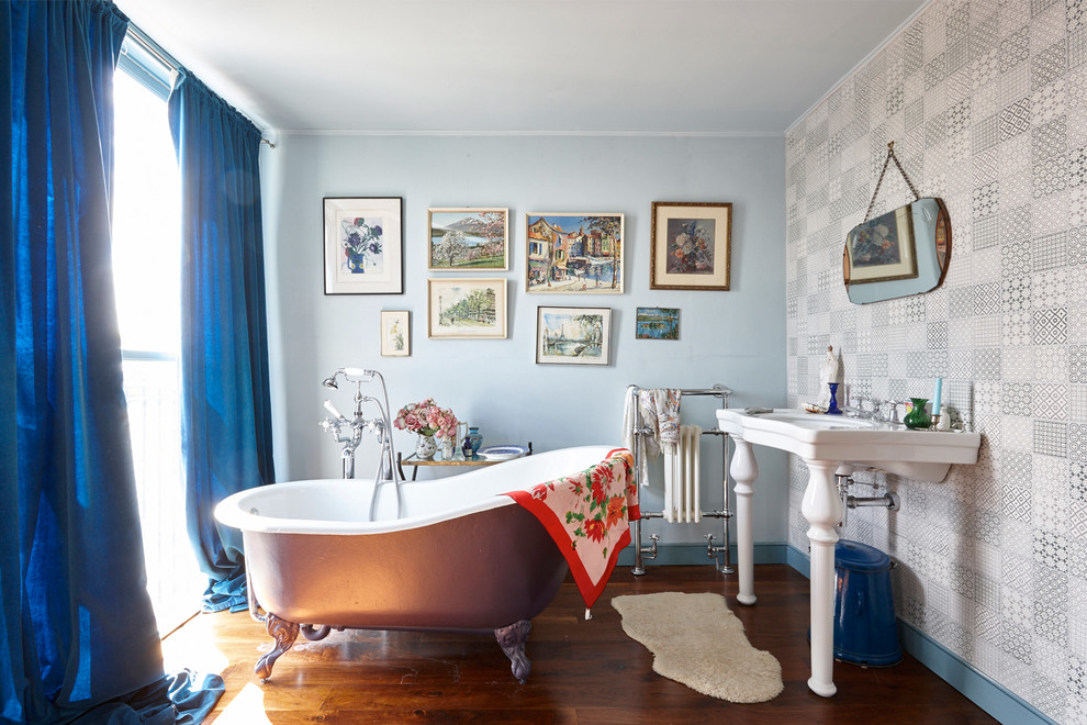 Mittelgroßes Klassisches Badezimmer En Suite mit Löwenfuß-Badewanne, bunten Wänden, dunklem Holzboden und Waschtischkonsole in London
