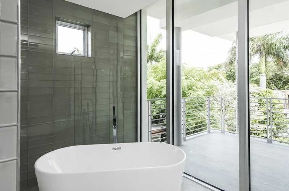 Großes Modernes Badezimmer En Suite mit Waschtischkonsole, weißen Schränken, Marmor-Waschbecken/Waschtisch, freistehender Badewanne, Wandtoilette mit Spülkasten, grünen Fliesen und weißer Wandfarbe in Miami