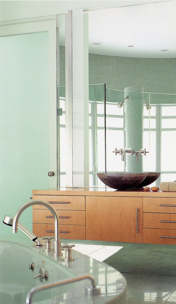 Réalisation d'une salle de bain design avec mosaïque et une vasque.