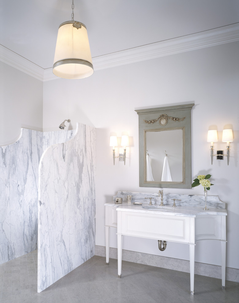 Идея дизайна: ванная комната в стиле неоклассика (современная классика) с консольной раковиной