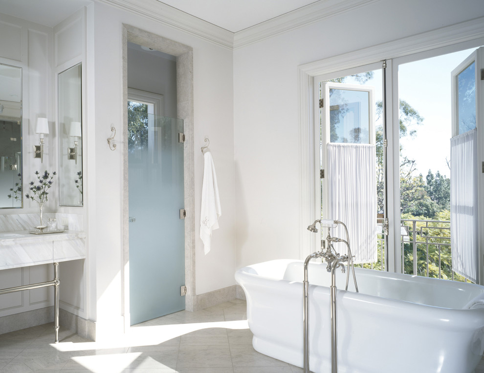 Klassisches Badezimmer mit freistehender Badewanne und Waschtischkonsole in Los Angeles