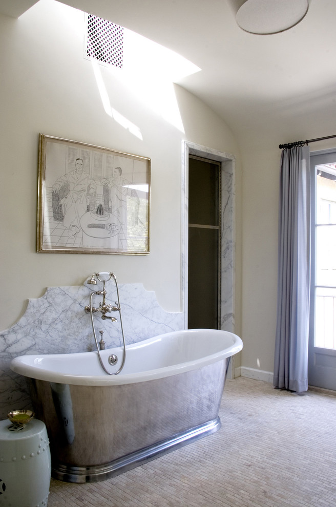 ロサンゼルスにある地中海スタイルのおしゃれな浴室 (置き型浴槽、大理石タイル) の写真