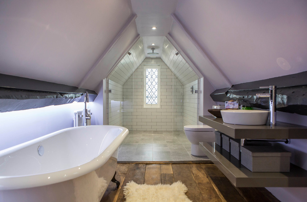 Foto de cuarto de baño de estilo americano de tamaño medio con suelo de madera clara, suelo marrón y encimeras grises