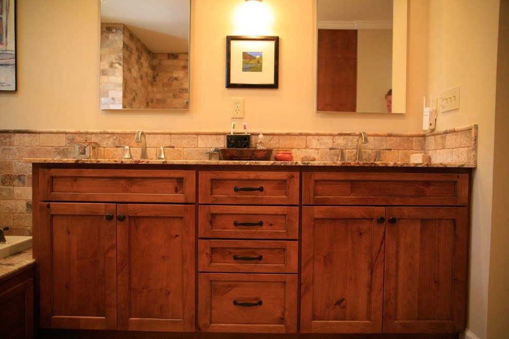 Inspiration för ett mellanstort vintage badrum, med luckor med infälld panel, skåp i mellenmörkt trä, ett platsbyggt badkar, beige kakel, stenkakel, beige väggar, travertin golv, ett undermonterad handfat och granitbänkskiva