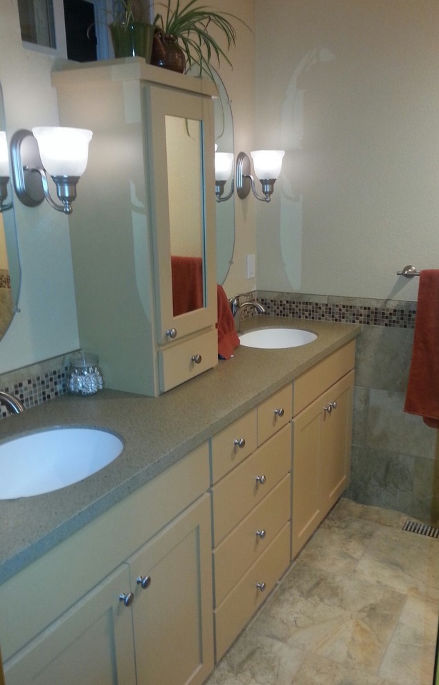 Exempel på ett litet klassiskt en-suite badrum, med ett integrerad handfat, skåp i shakerstil, beige skåp, laminatbänkskiva, en dubbeldusch, beige kakel, glaskakel, beige väggar och klinkergolv i porslin