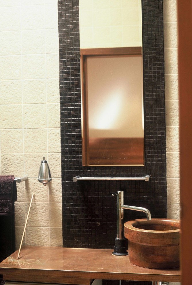 Diseño de cuarto de baño contemporáneo pequeño con puertas de armario de madera oscura, sanitario de una pieza, baldosas y/o azulejos blancos, baldosas y/o azulejos de piedra, paredes blancas, aseo y ducha, lavabo sobreencimera, encimera de cobre y encimeras beige