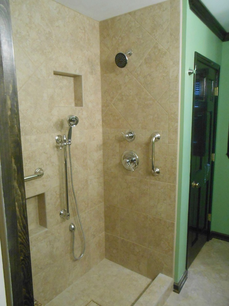 Inspiration för ett mellanstort vintage en-suite badrum, med ett undermonterad handfat, luckor med upphöjd panel, skåp i mörkt trä, bänkskiva i kvarts, en dusch i en alkov, beige kakel, porslinskakel, gröna väggar och klinkergolv i porslin