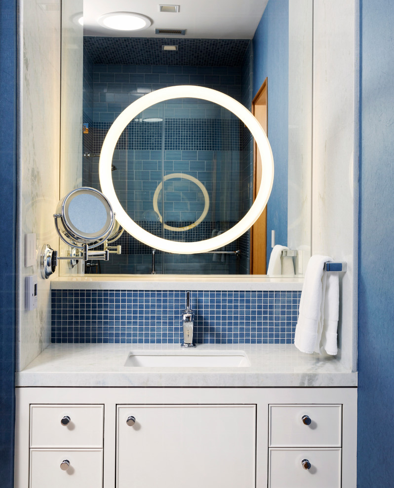 Foto di una stanza da bagno padronale minimal di medie dimensioni con consolle stile comò, ante bianche, piastrelle blu, piastrelle in ceramica, pareti blu, lavabo sottopiano, top in marmo e doccia a filo pavimento
