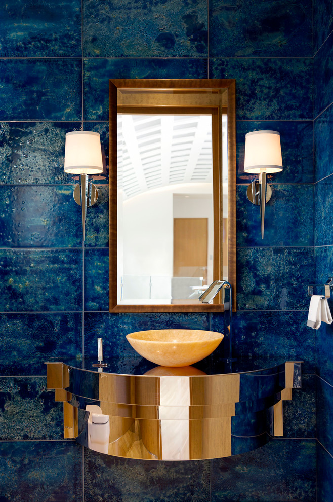 Ejemplo de cuarto de baño contemporáneo pequeño con baldosas y/o azulejos azules, paredes azules, aseo y ducha y lavabo con pedestal