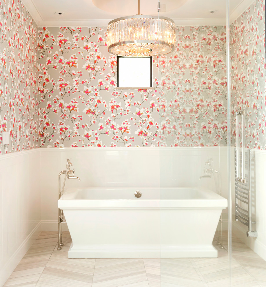 ヒューストンにある高級な広いトランジショナルスタイルのおしゃれなマスターバスルーム (置き型浴槽、マルチカラーの壁、磁器タイルの床) の写真