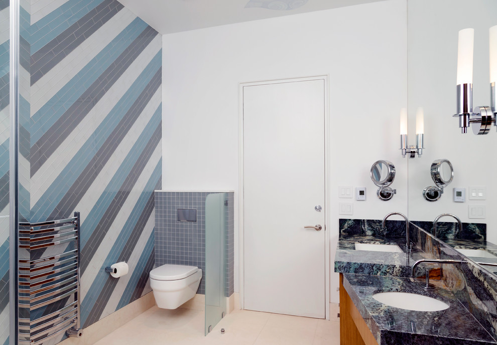 Esempio di una stanza da bagno con doccia minimal di medie dimensioni con ante lisce, ante in legno scuro, WC sospeso, piastrelle blu, piastrelle in ceramica, pareti blu, pavimento con piastrelle in ceramica, lavabo sottopiano e top in granito