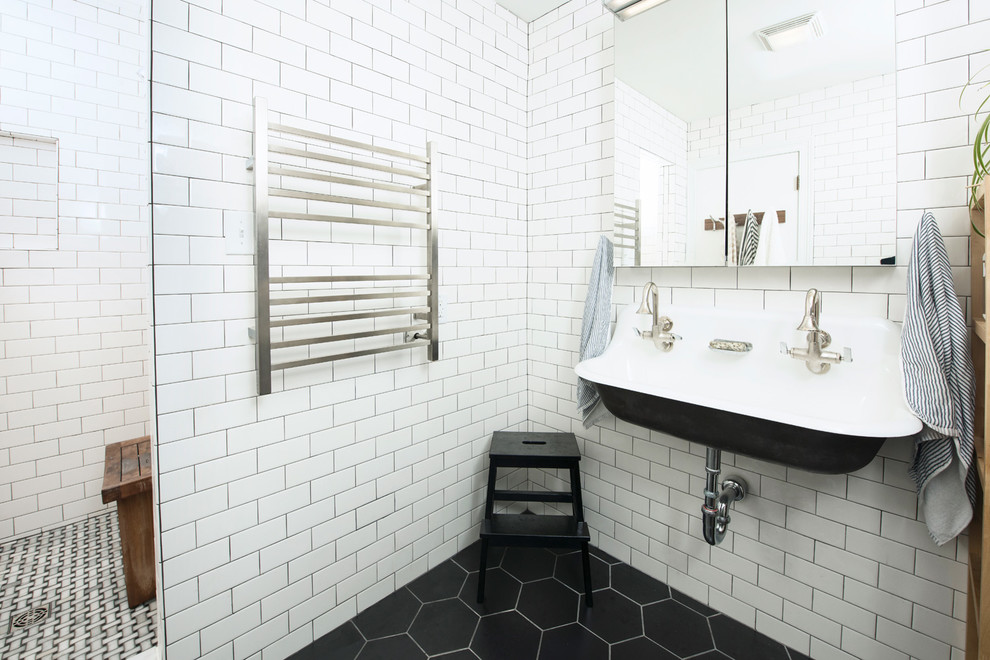 Идея дизайна: ванная комната в стиле ретро с полом из керамогранита, открытым душем и подвесной раковиной