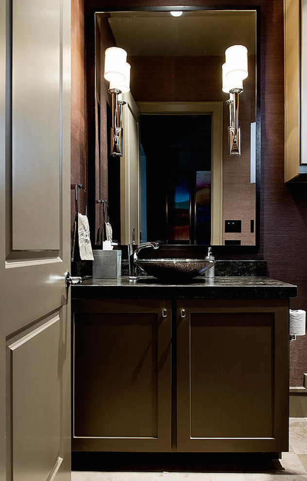 Ejemplo de cuarto de baño moderno de tamaño medio con armarios estilo shaker, puertas de armario beige, paredes púrpuras, suelo de travertino, aseo y ducha, lavabo sobreencimera y encimera de granito