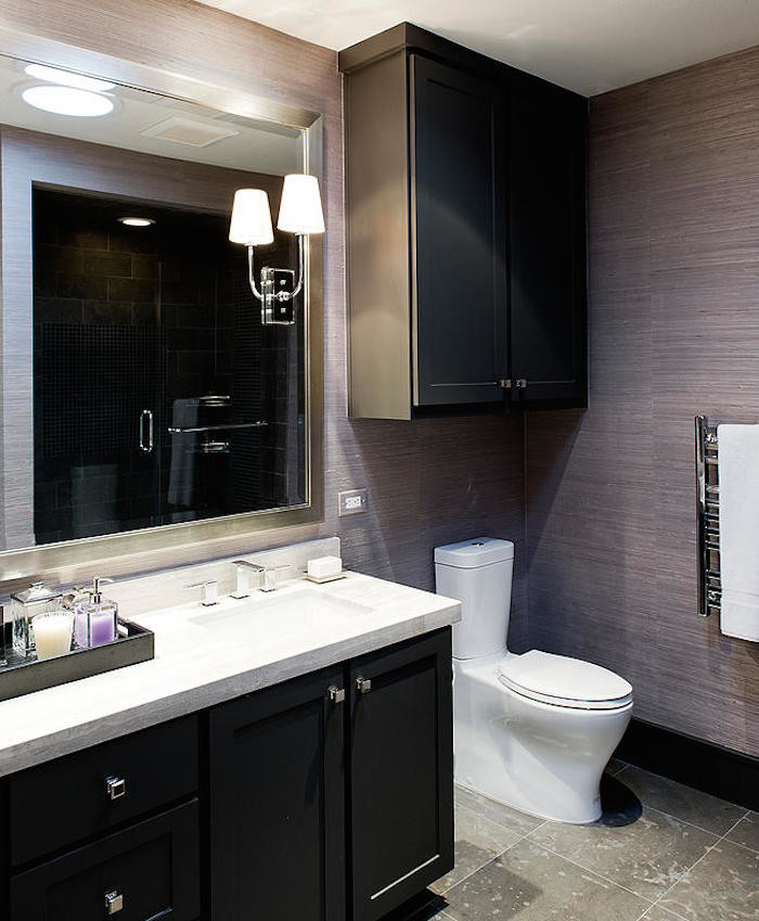 Inspiration pour une douche en alcôve principale en bois foncé de taille moyenne avec un placard à porte shaker, WC séparés, un carrelage noir, un carrelage gris, un mur violet, un sol en carrelage de porcelaine et un lavabo encastré.