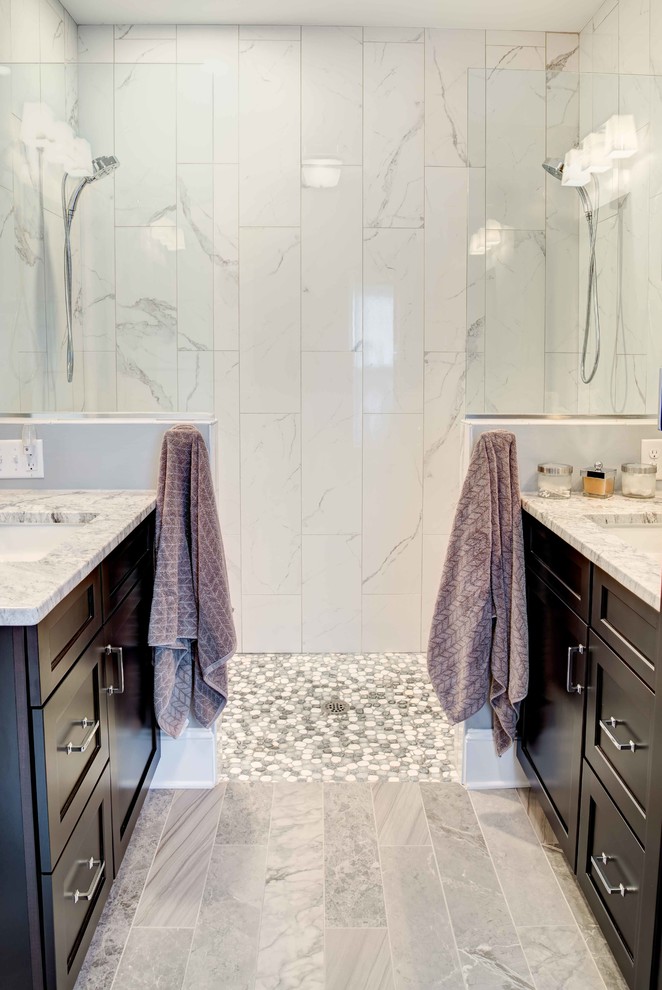 Idéer för små vintage en-suite badrum, med skåp i shakerstil, skåp i mörkt trä, en kantlös dusch, vit kakel, porslinskakel, grå väggar, klinkergolv i porslin, ett undermonterad handfat, granitbänkskiva, grått golv och med dusch som är öppen