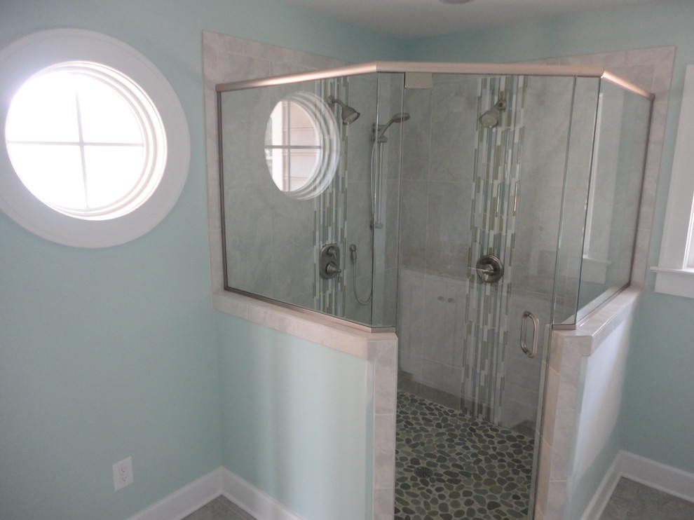 Свежая идея для дизайна: ванная комната среднего размера в морском стиле с фасадами в стиле шейкер, белыми фасадами, угловым душем, разноцветной плиткой, синими стенами, врезной раковиной, серым полом и душем с распашными дверями - отличное фото интерьера