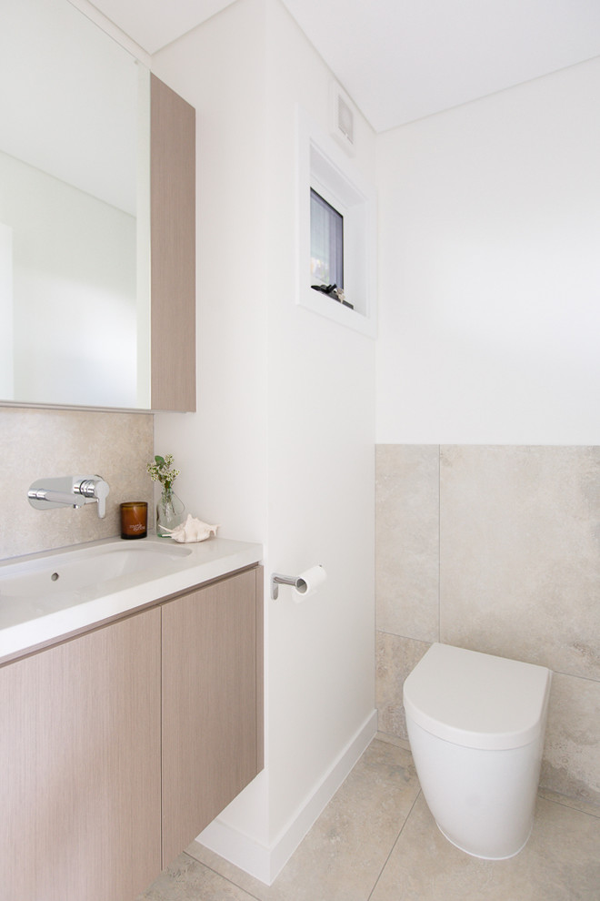 Idee per una piccola stanza da bagno contemporanea con ante in legno chiaro, doccia aperta, pareti beige, pavimento con piastrelle in ceramica, lavabo sottopiano, top in quarzo composito, ante lisce e WC sospeso