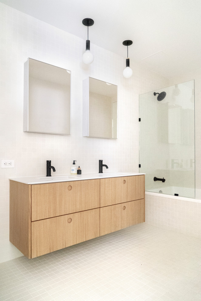 Exempel på ett litet modernt vit vitt en-suite badrum, med släta luckor, beige skåp, ett badkar i en alkov, en dusch i en alkov, vit kakel, mosaik, vita väggar, mosaikgolv, ett nedsänkt handfat, bänkskiva i kvartsit, vitt golv och med dusch som är öppen