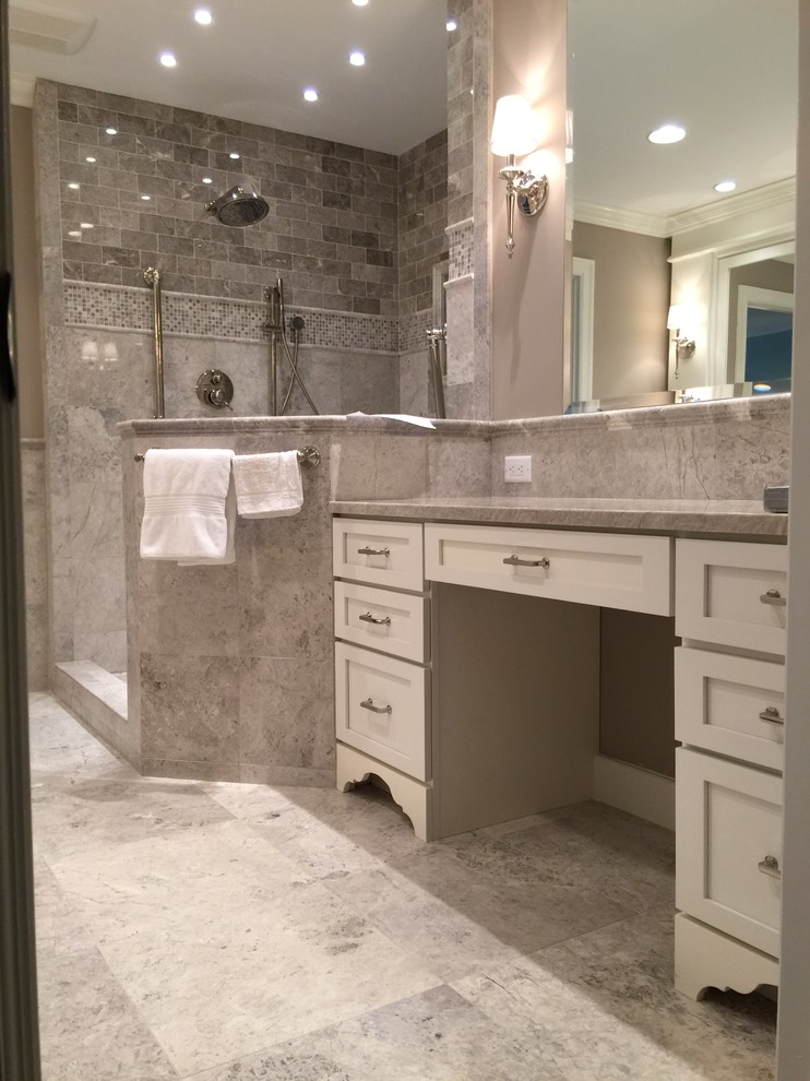 Idéer för ett mellanstort klassiskt en-suite badrum, med ett undermonterad handfat, släta luckor, vita skåp, granitbänkskiva, en hörndusch, grå kakel, stenkakel, grå väggar och travertin golv