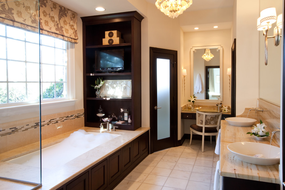 Cette image montre une grande salle de bain principale traditionnelle en bois foncé avec une baignoire encastrée, un carrelage marron, un mur blanc, un sol en carrelage de céramique, une vasque, un plan de toilette en granite, un sol beige et un plan de toilette beige.