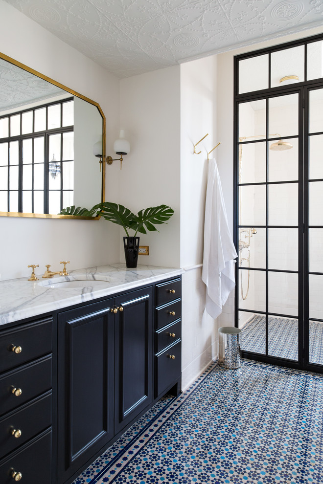 ニューヨークにあるヴィクトリアン調のおしゃれな浴室 (黒いキャビネット、洗い場付きシャワー、白いタイル、白い壁、アンダーカウンター洗面器、マルチカラーの床) の写真