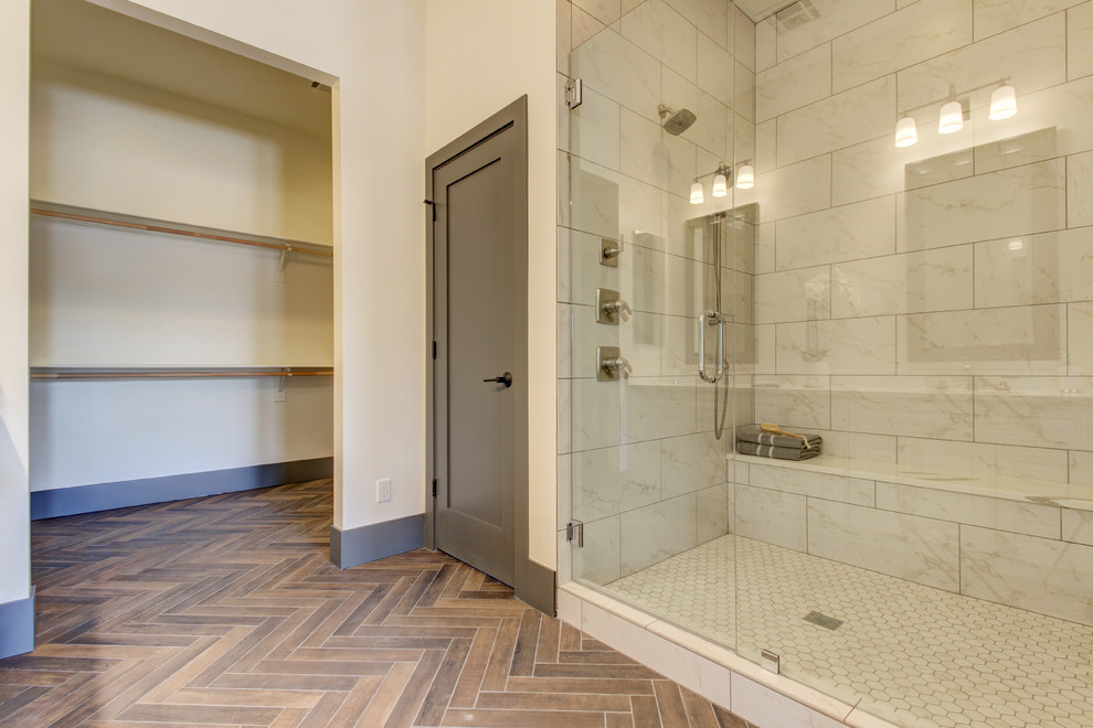 Idee per una grande stanza da bagno padronale classica con doccia alcova, piastrelle grigie, piastrelle di marmo, pareti bianche, pavimento in gres porcellanato, pavimento marrone e porta doccia a battente