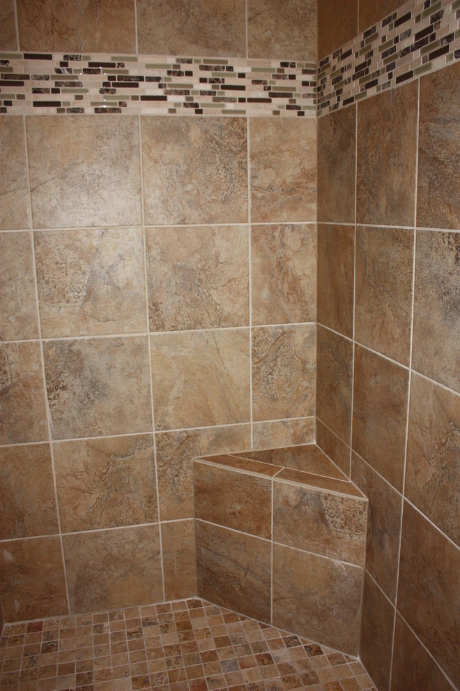Modelo de cuarto de baño principal tradicional renovado de tamaño medio con ducha doble, baldosas y/o azulejos multicolor y baldosas y/o azulejos de cerámica