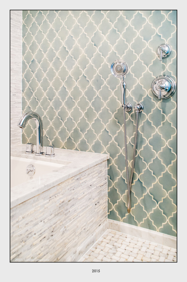Ejemplo de cuarto de baño principal clásico renovado con bañera encastrada sin remate, baldosas y/o azulejos beige, paredes verdes y suelo de baldosas de porcelana