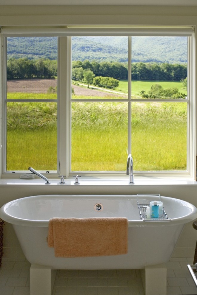 Immagine di una stanza da bagno country