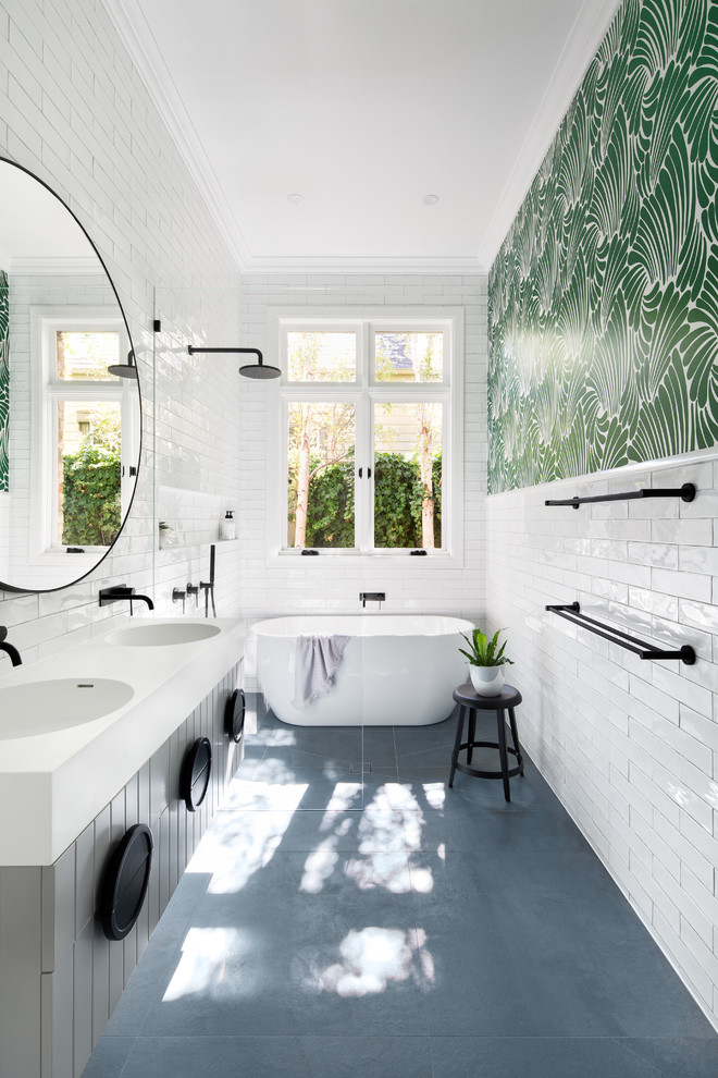 Свежая идея для дизайна: ванная комната в скандинавском стиле с бежевыми фасадами, душем над ванной, белой плиткой, разноцветными стенами, монолитной раковиной, серым полом, открытым душем и белой столешницей - отличное фото интерьера