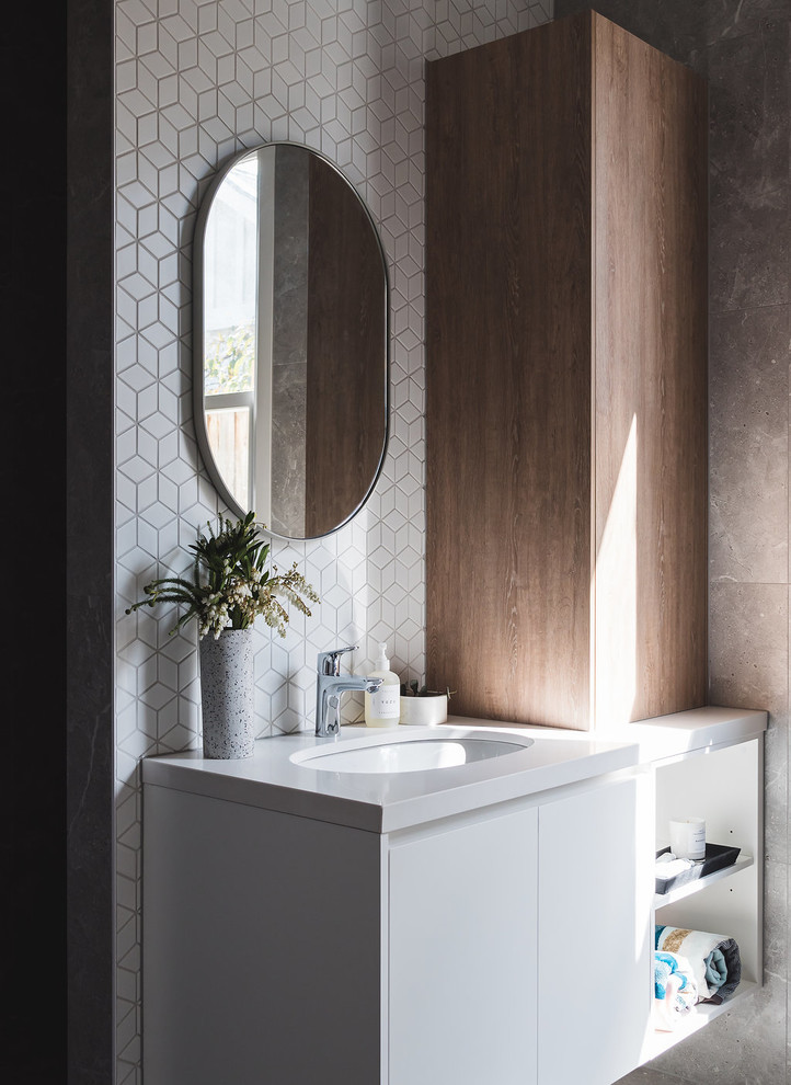 Modernes Badezimmer mit flächenbündigen Schrankfronten, weißen Schränken, weißen Fliesen, Mosaikfliesen, weißer Wandfarbe, Unterbauwaschbecken und weißer Waschtischplatte in Melbourne