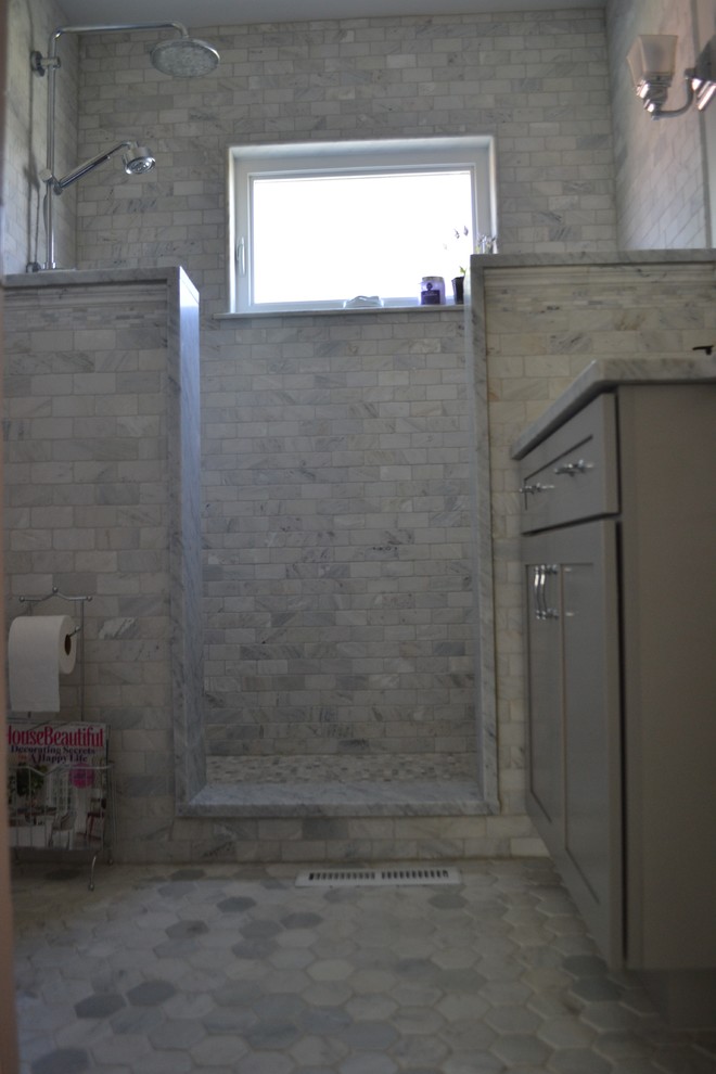 Idées déco pour une douche en alcôve principale classique de taille moyenne avec un placard avec porte à panneau encastré, des portes de placard grises, un carrelage gris, un carrelage multicolore, un carrelage blanc, un carrelage métro, un mur blanc, un sol en carrelage de céramique, un lavabo encastré et un plan de toilette en marbre.